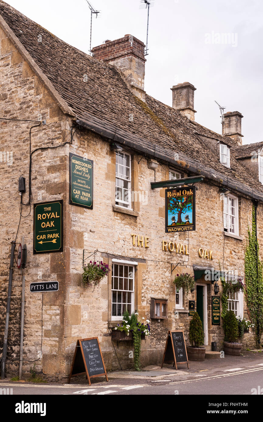 The Royal Oak pub in the pretty Cotswold town of  Burford , Oxfordshire , England , Britain , Uk Stock Photo