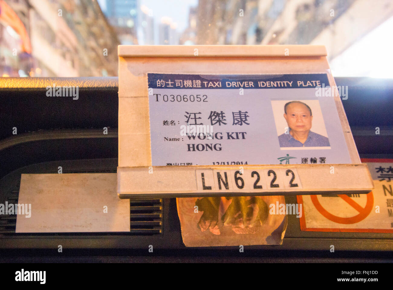 How can I report a taxi driver in Hong Kong with no plate and no