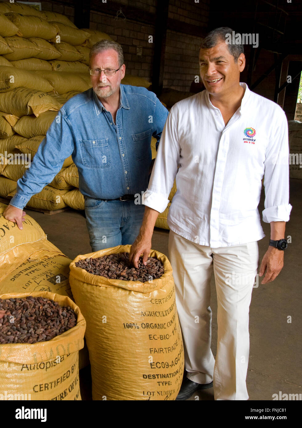 President Correa and show host Peter Greenberg visit a chocolate