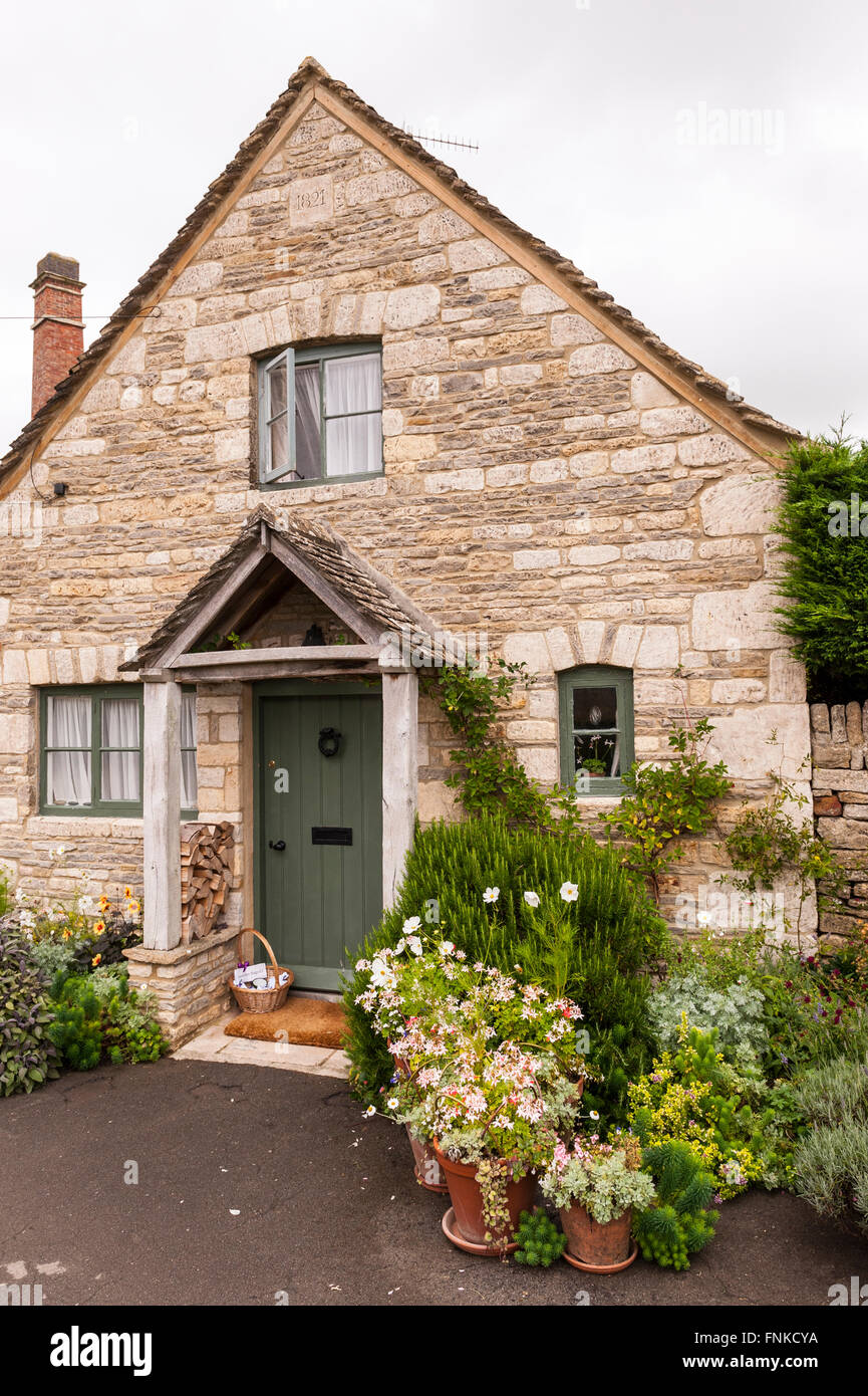 Pretty British Cottage High Resolution Stock Photography and Images - Alamy