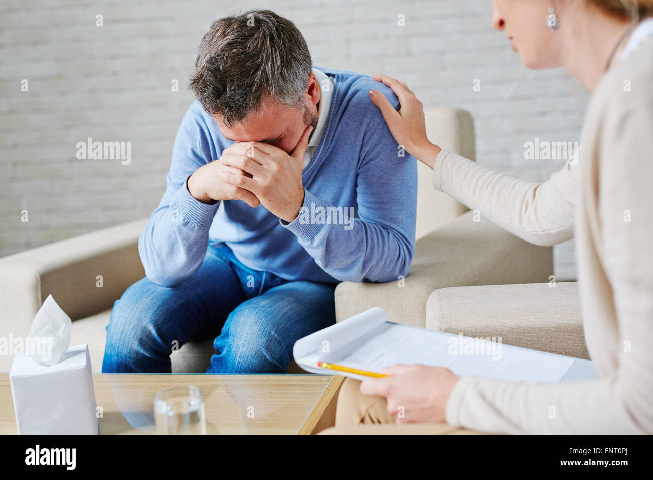 Человек задумывается, продолжать ли бег при боли в колене