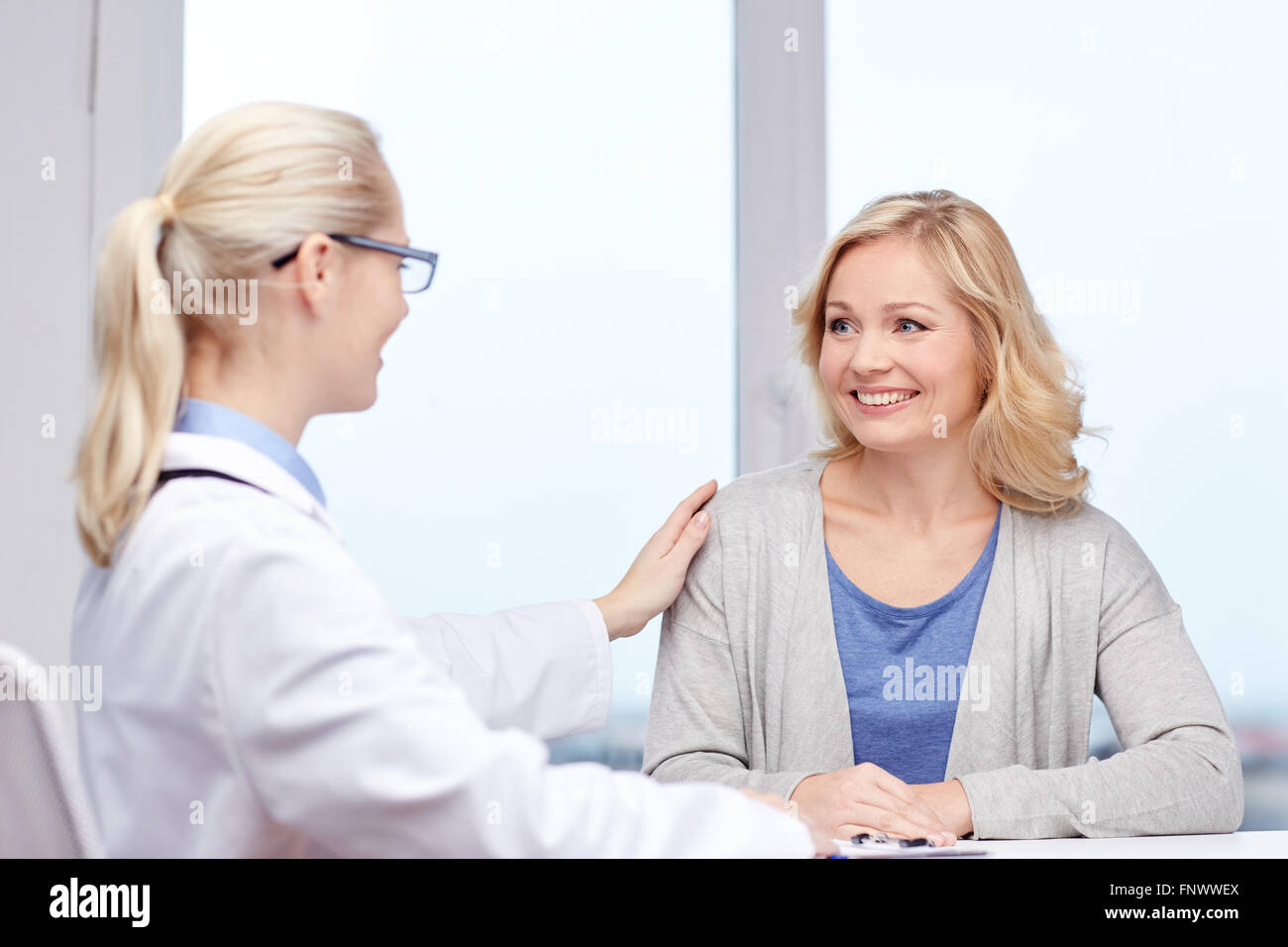 Doctor talking to woman hi-res stock photography and images - Alamy