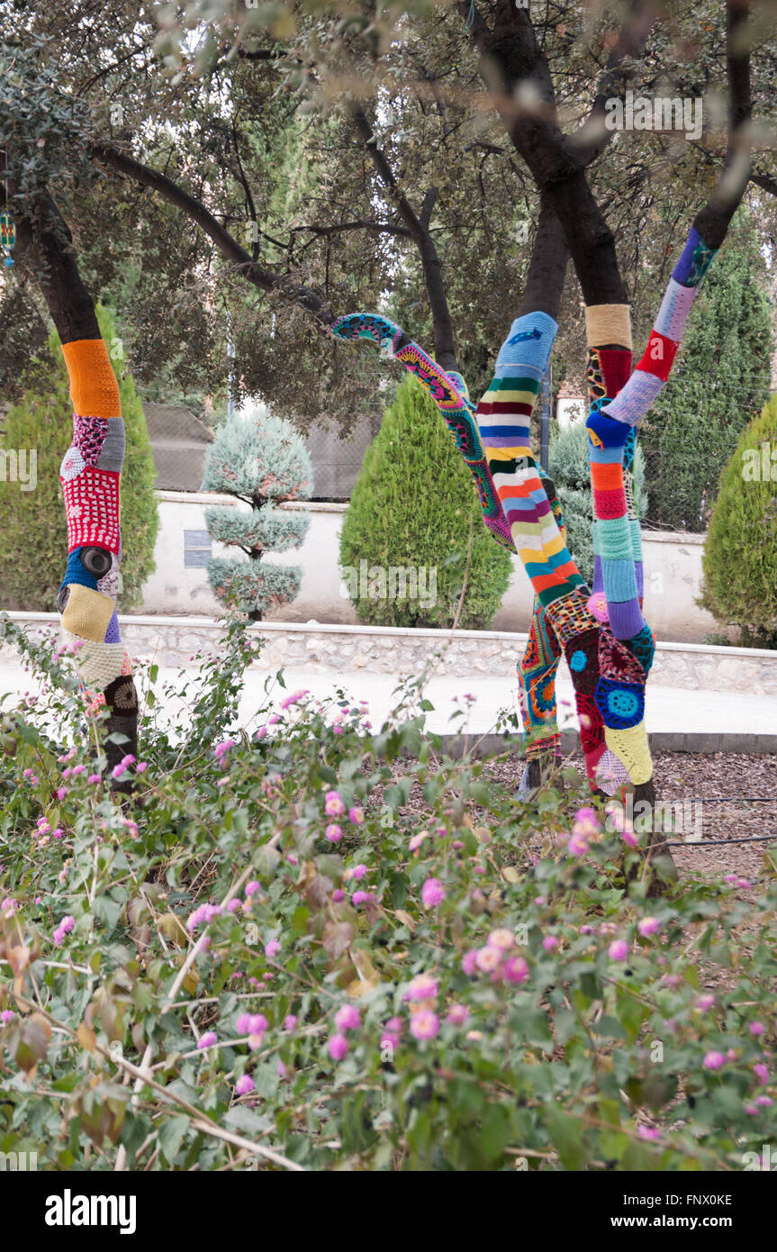 Colourful knitting/yarn-bombing by tejedoras de sueños Granada, Parque la Encina, Calle Pablo Iglesias, La Zubia, Granada, Spain Stock Photo
