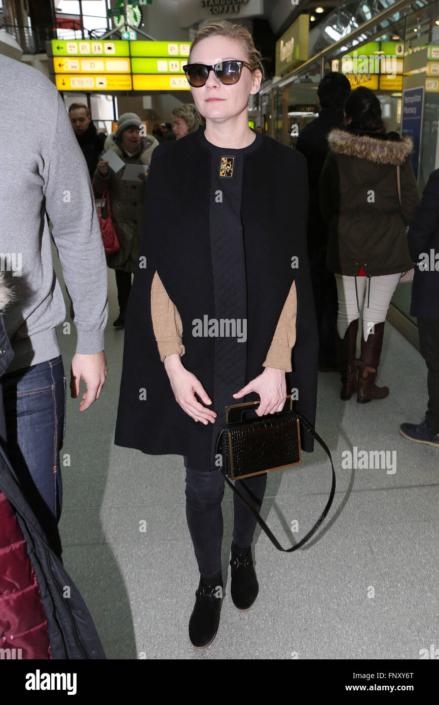 Kirsten Dunst taking a flight from Berlin to London after attending the