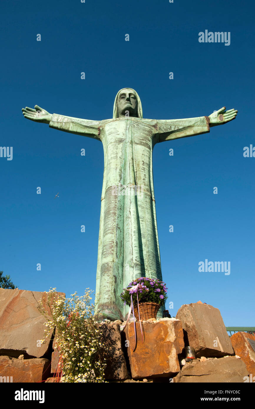Deutschland, Nordrhein-Westfalen, Rhein-Sieg-Kreis, Sankt Augustin, Christusstatue vor der Missionsprokur der Steyler Missionare Stock Photo