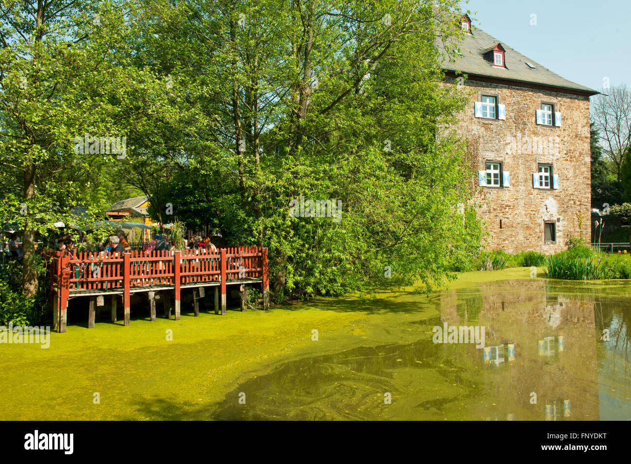 Deutschland, Nordrhein-Westfalen, Rhein-Sieg-Kreis, Windeck-Mauel, Burg Mauel, ein Weinlokal mit Terrasse am Burgteich Stock Photo