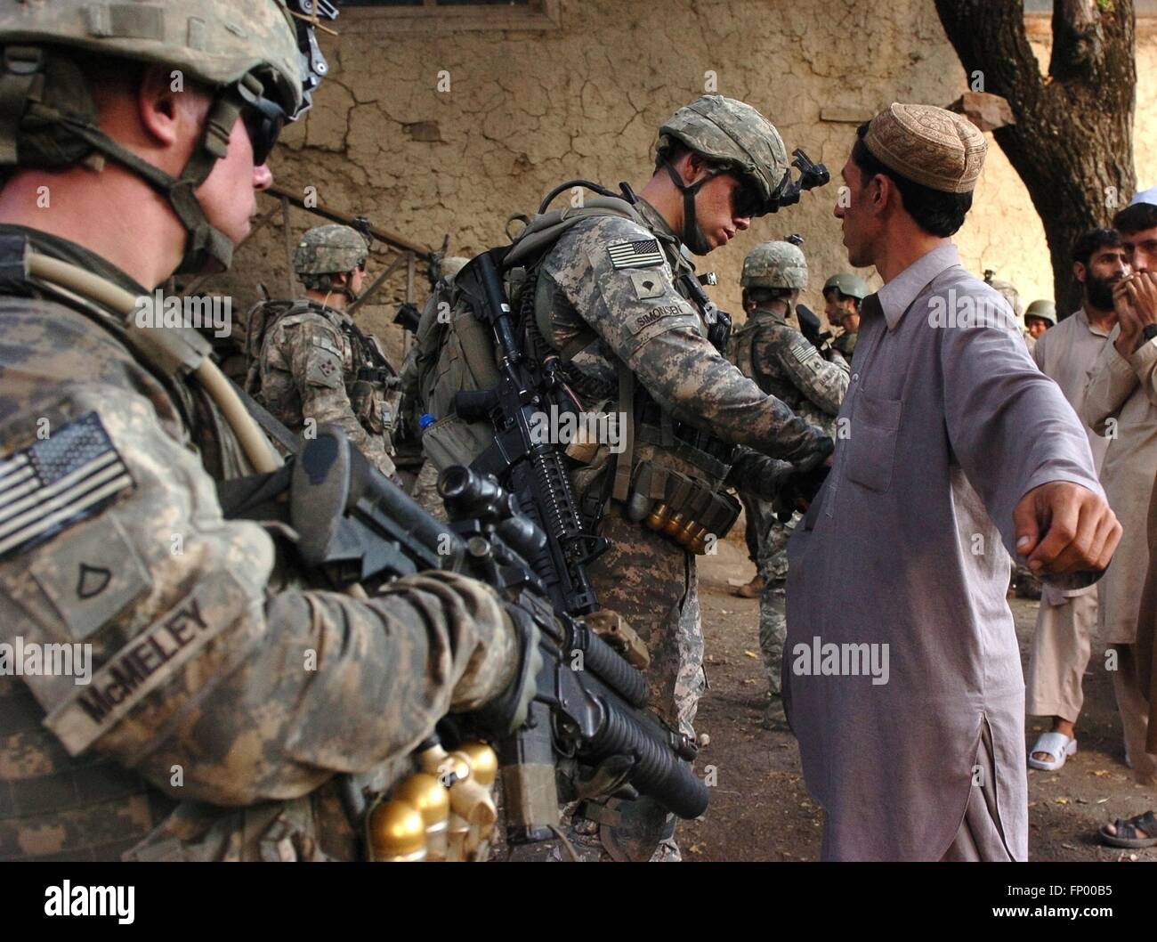 U.S. Army soldiers search a suspicious and during an anti-insurgents patrol October 1, 2009 in the Korengal Valley, Kunar Province, Afghanistan. Stock Photo
