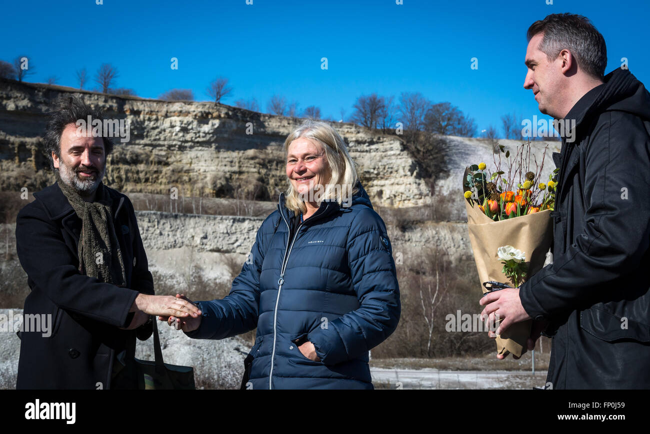 Malmö, Sweden. 16th March, 2016. Artist Mike Nelson being thanked by representatives of the city of Malmö. Credit:  Tommy Lindholm/Alamy Live News Stock Photo
