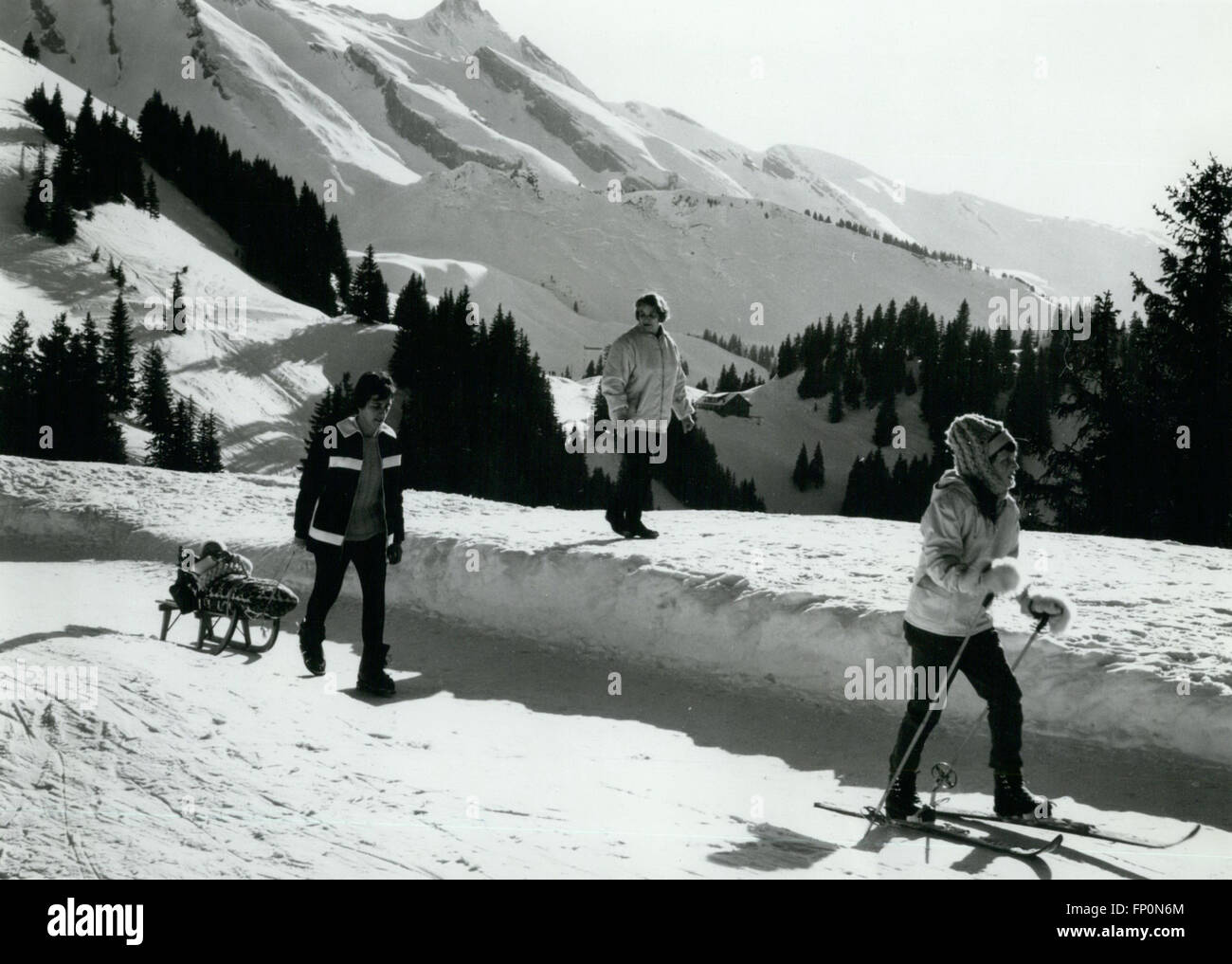 1962 - Portable Baby Sitter: In Switzerland hikes can take their babies along when they walk on the neatly kept winter trails.The sled can be rented. The young skier is on her way to a beginner's slope at Klewenalp in Central Switzerland. © Keystone Pictures USA/ZUMAPRESS.com/Alamy Live News Stock Photo