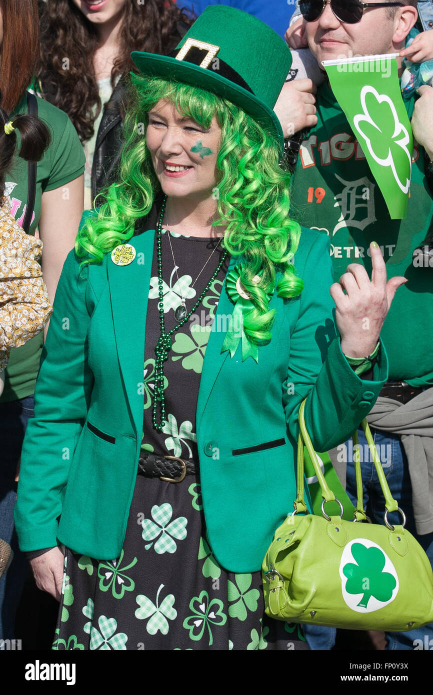 St patricks day woman dressed in green hi-res stock photography and images  - Alamy