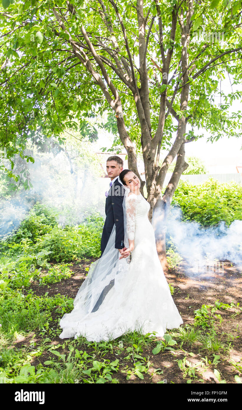 Couple kiss lips sun hi-res stock photography and images - Alamy