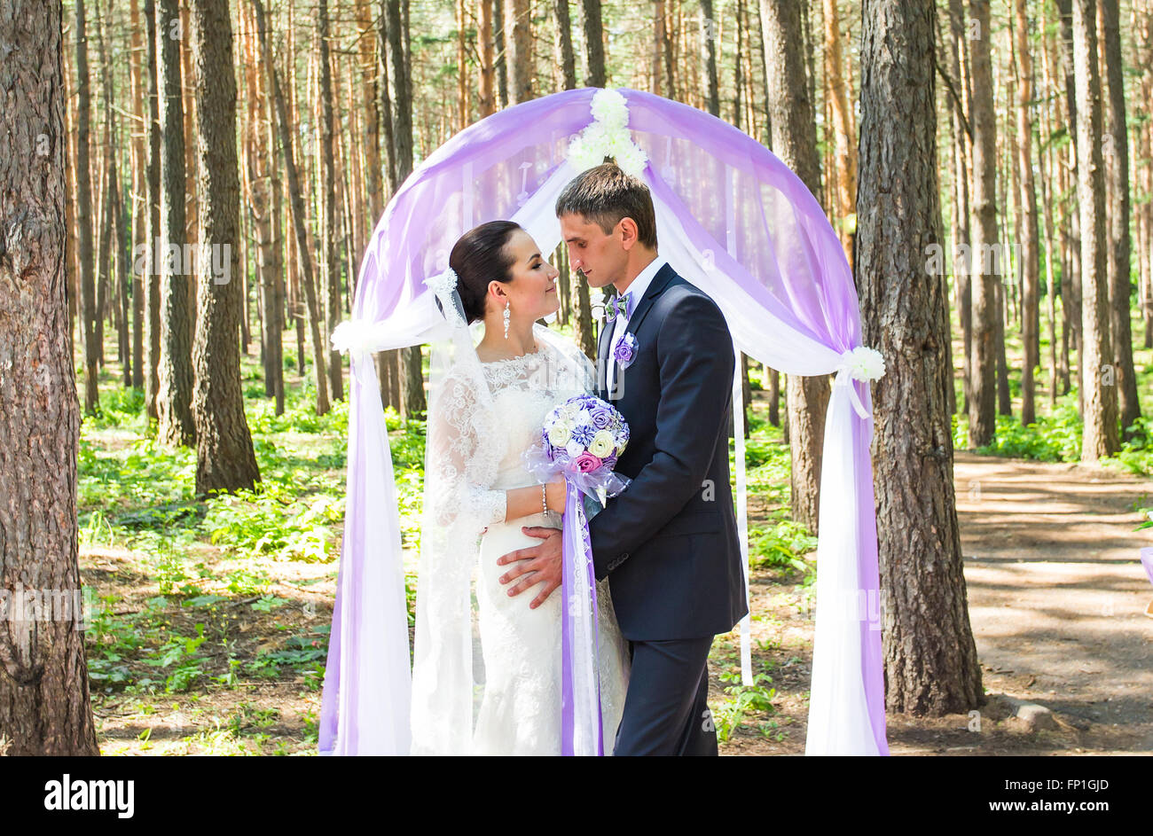 Couple Getting Married at an Outdoor Wedding Ceremony Stock Photo - Alamy