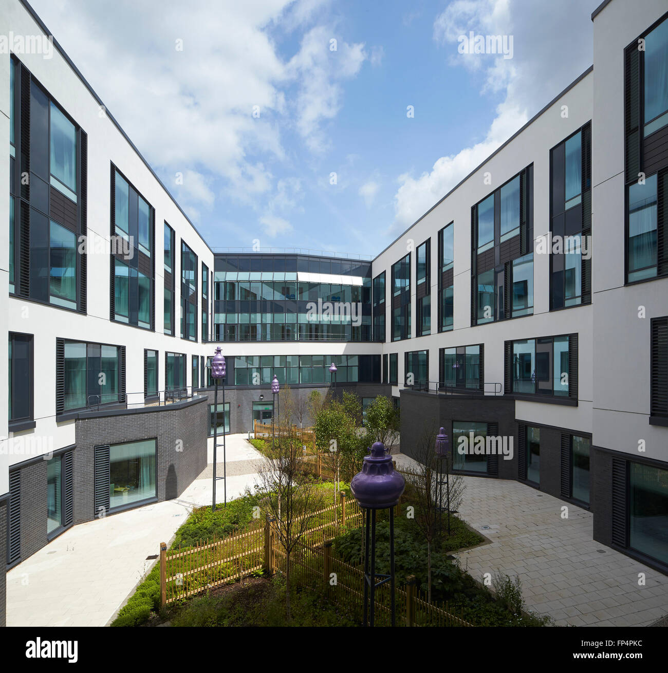 Landscaped garden separating bedroom wings. Southmead Hospital, Bristol, United Kingdom. Architect: BDP, 2014. Stock Photo