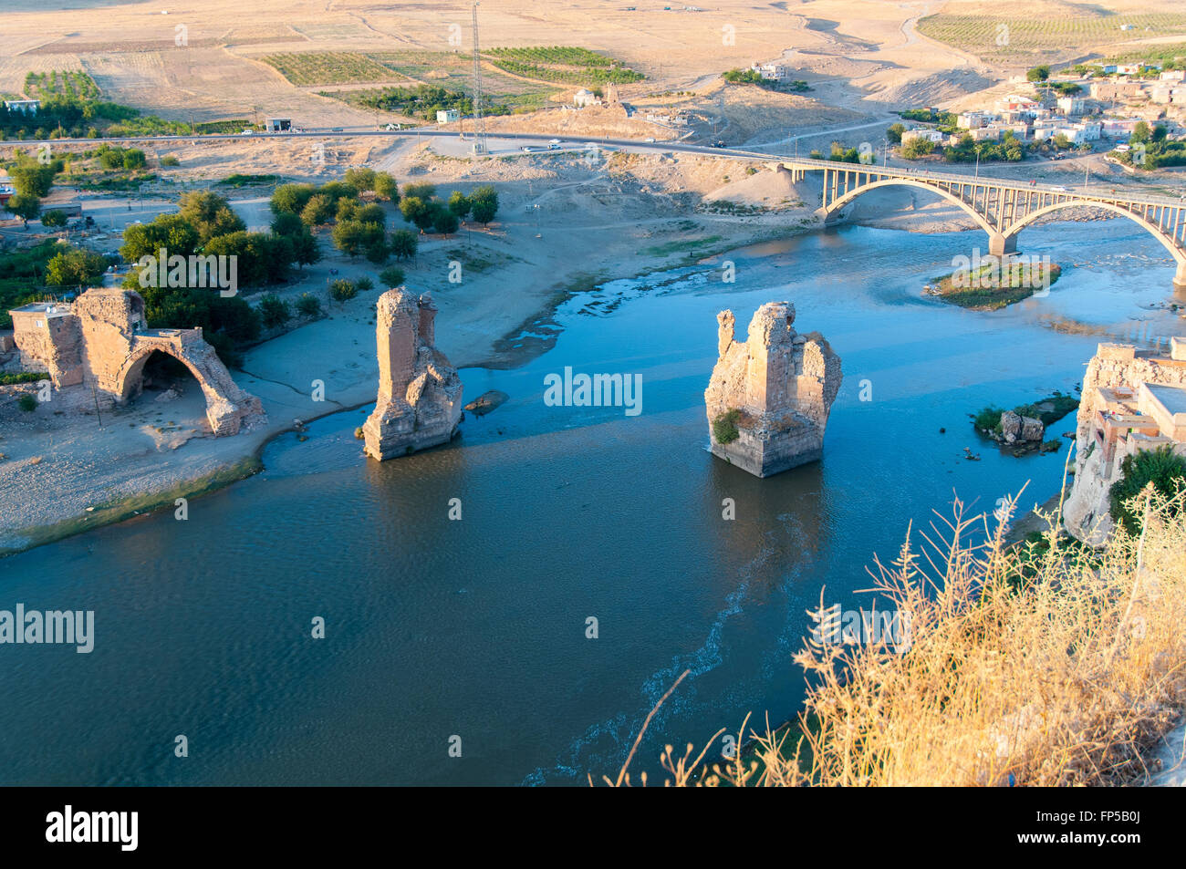 Batman, Turkey. Hasankeyf village (Southeastern Anatolia). Aerial view from  the Fortress on the Tigris River with remains of the Stock Photo - Alamy