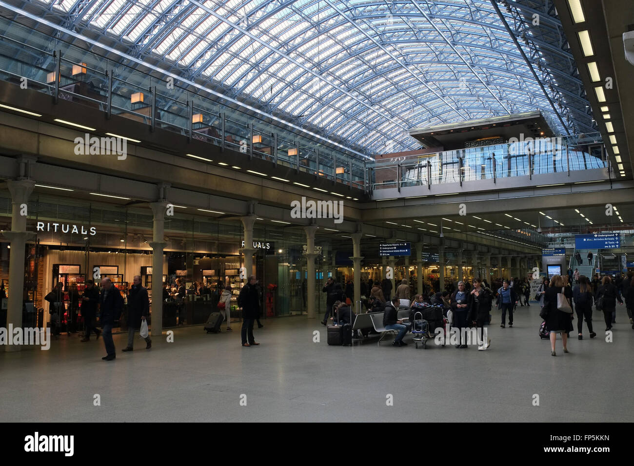 The shopping and departures & arrivals concourse at St. Pancras International Railway Station, in London, England, UK, Europe. Stock Photo