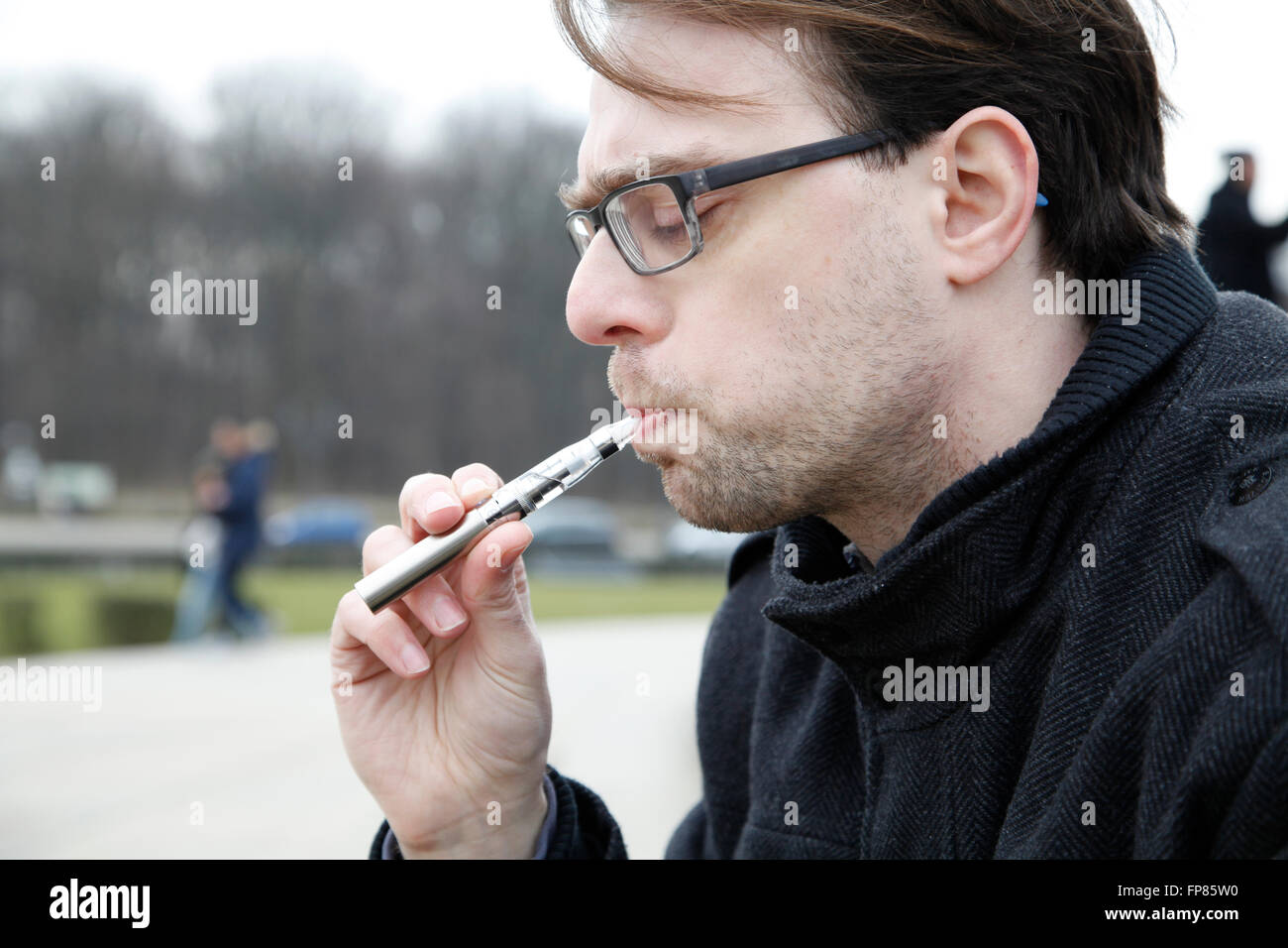 An electronic cigarette or e cigarette hi-res stock photography and images 