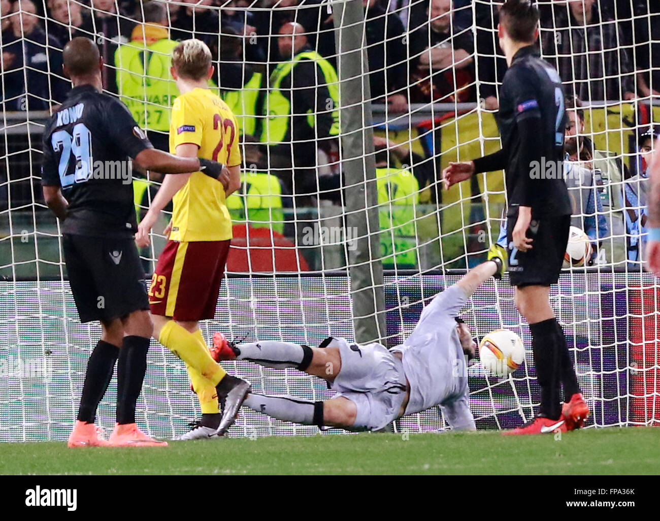 ROME, Italy. 17th Mar, 2016. Lazio's Italian goalkeeper Federico Marchetti dives as the ball enter the gate during the UEFA Europa League League roud of 16 second leg football match SS Lazio vs AC Sparta Praha on March 17, 2016 at the Olimpico Stadium. Sparta Praha won the match with the result of 3-0 © Carlo Hermann/Pacific Press/Alamy Live News Stock Photo