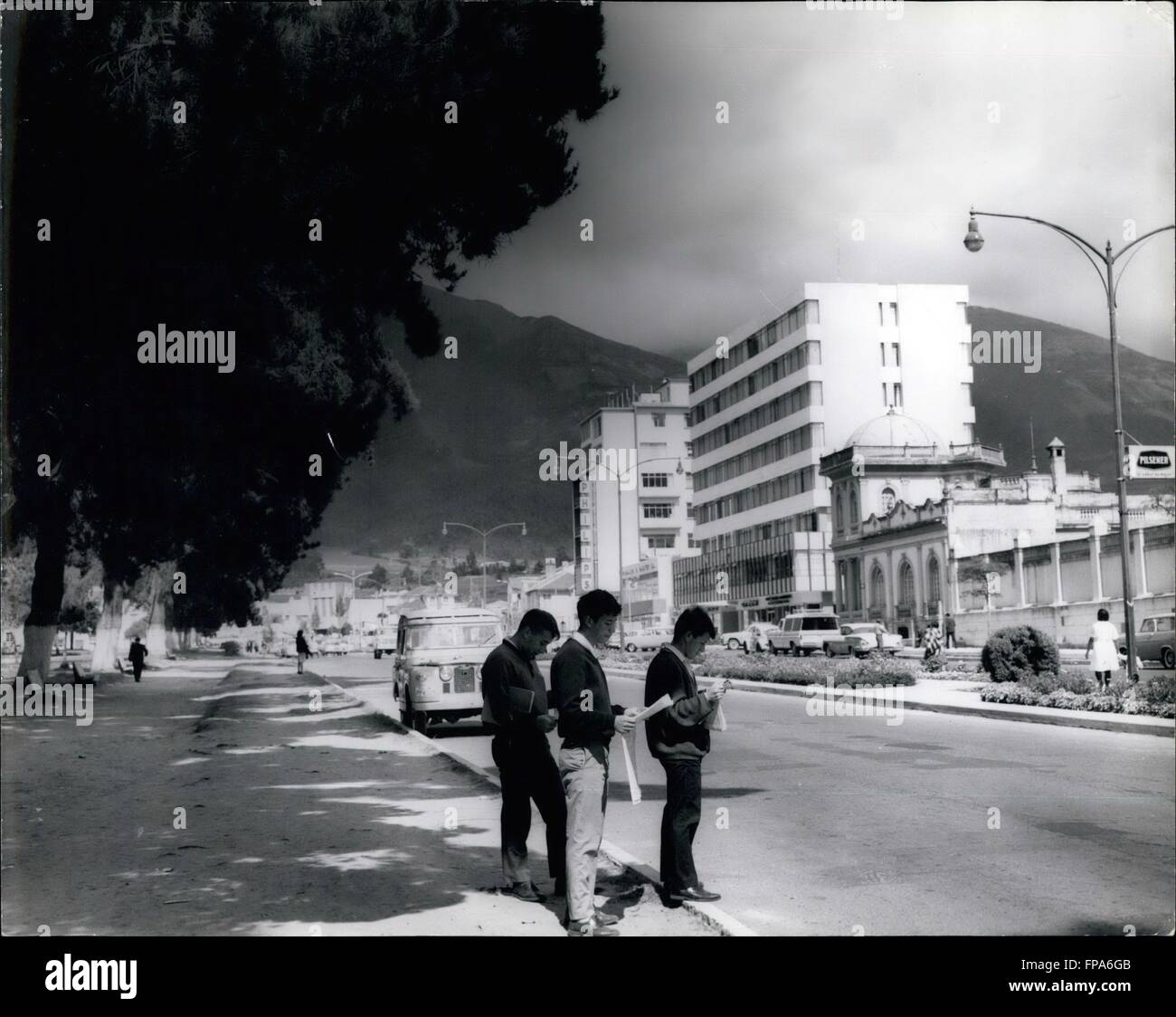 1962 - Ecuador Quito:The Picture show the beautiful and largeness of this avenue. Its name is Patria Avenue. At the right edge a modern construction across the street El Ejido Park. © Keystone Pictures USA/ZUMAPRESS.com/Alamy Live News Stock Photo
