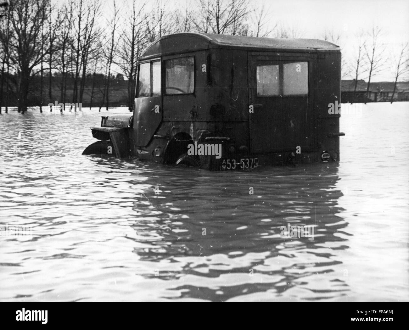1962 - This Jeep was the Surprised by the floods: Since Saturday the Rot -Burr-dwellings of the city of Ulm are submerged. The population, mostly refuges, had to leave their homes by police regulation, saving only the most necessary articals of daily life. © Keystone Pictures USA/ZUMAPRESS.com/Alamy Live News Stock Photo