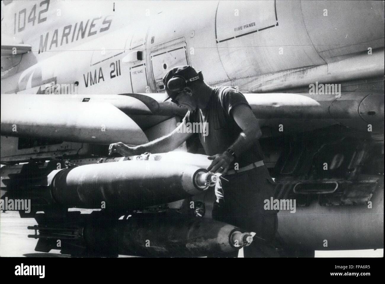 1962 - Hanging a gun-pod: U.S. ordnancemen prepare a 20mm cannon gun pod to hook up under the wing of a ''Skyhawk'' jet. The weapon is capable of firing thousands of rounds automatically when the pilot presses a button. © Keystone Pictures USA/ZUMAPRESS.com/Alamy Live News Stock Photo