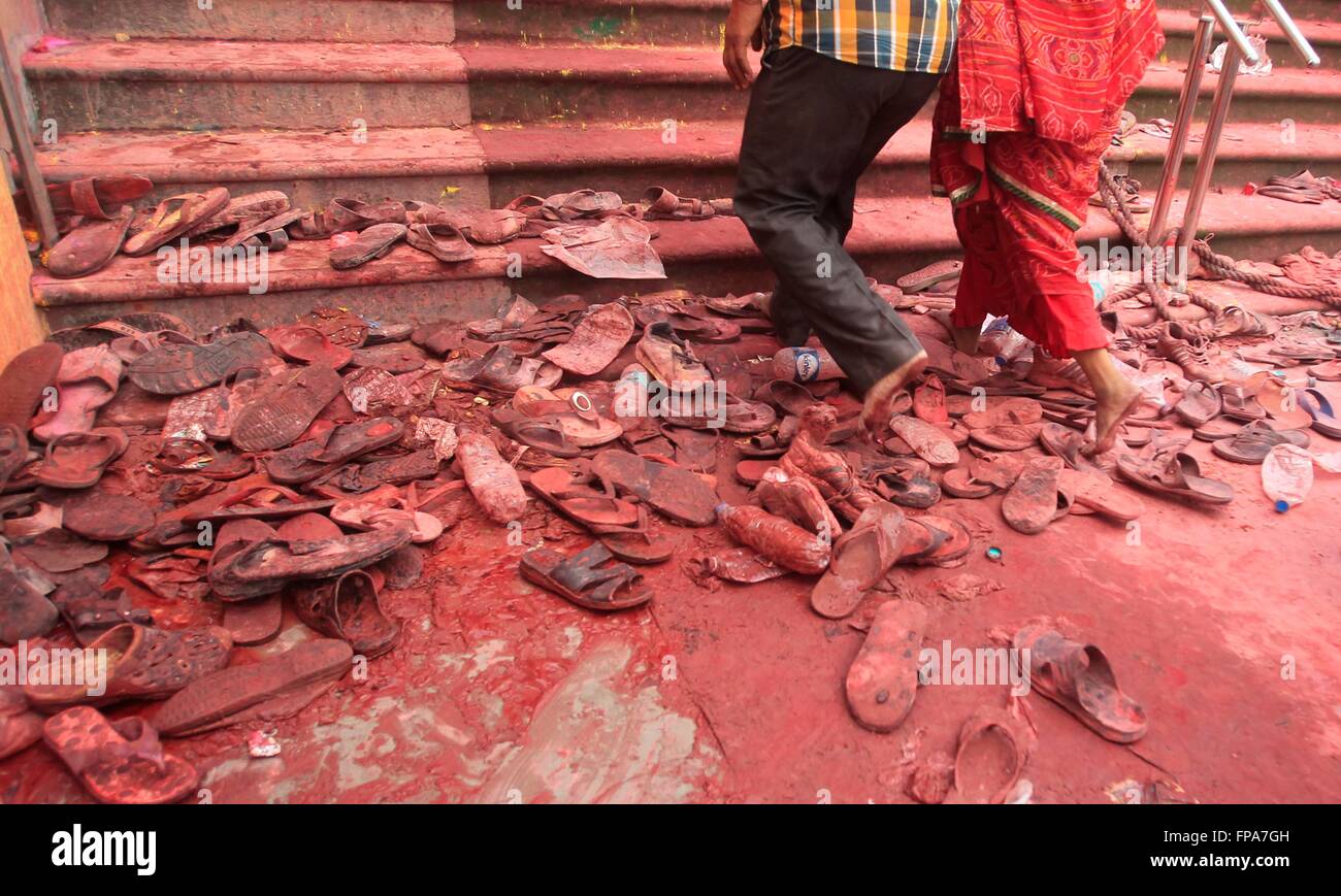 Barsana, India. 17th Mar, 2016. Indian hindu devotees shoes and slippers at Radha Rani Temple during Lath mar Holi in Barsana, India. © Ravi Prakash/Pacific Press/Alamy Live News Stock Photo