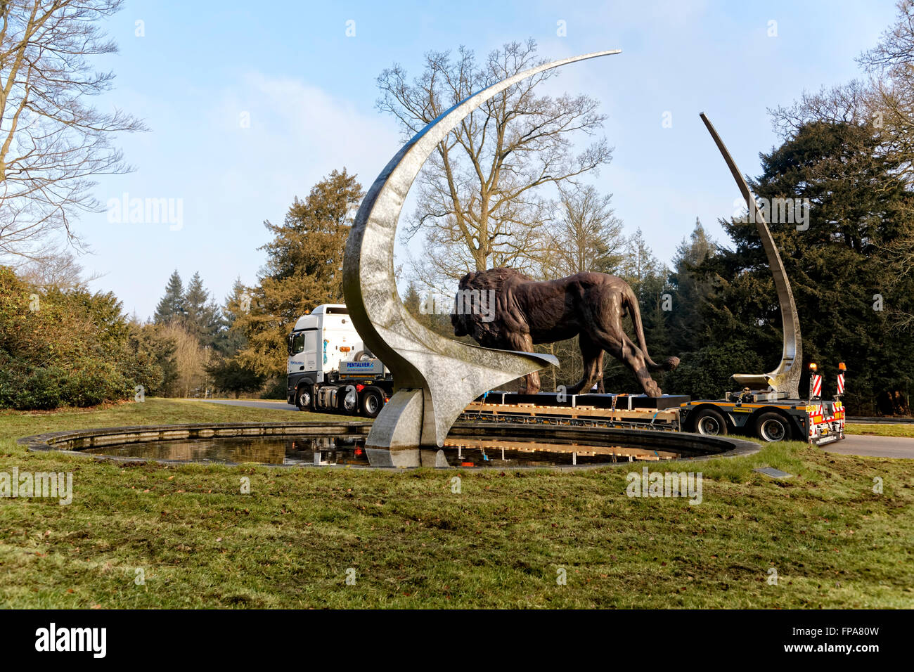 Longleat lion sculpture hires stock photography and images Alamy