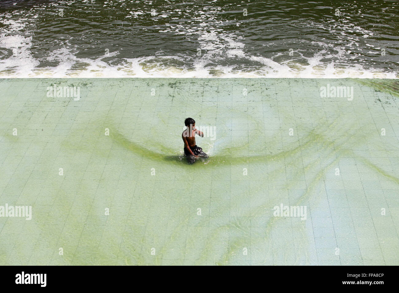 Dhaka, Bangladesh. 18th Mar, 2016. On the hot summer noon, Bangladeshi ...