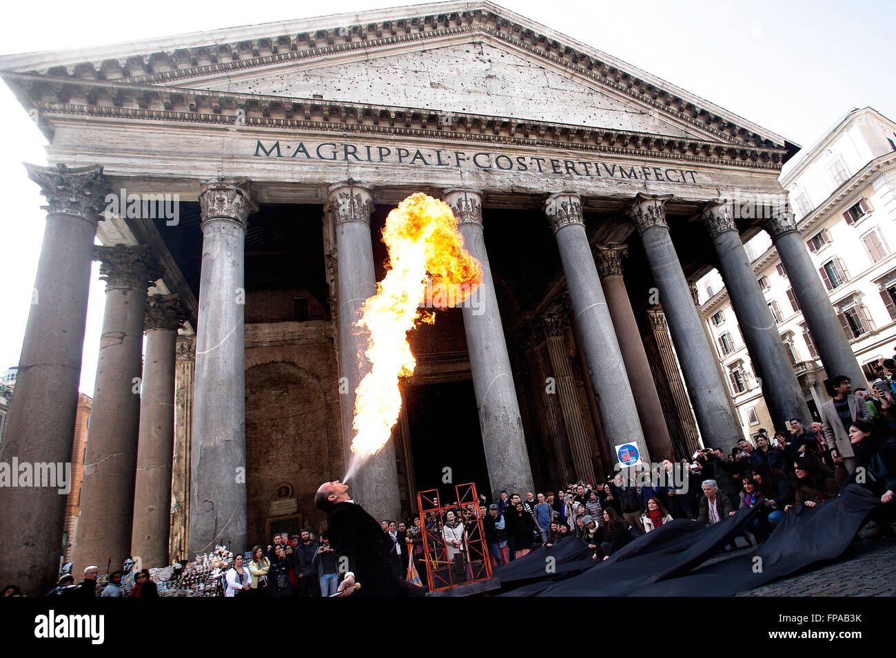 Rome, Italy. 18th March, 2016. Pantheon. Flash mob against the drilling of the italian sea to extract oil.  Credit:  Samantha Zucchi/Insidefoto/Alamy Live News Stock Photo