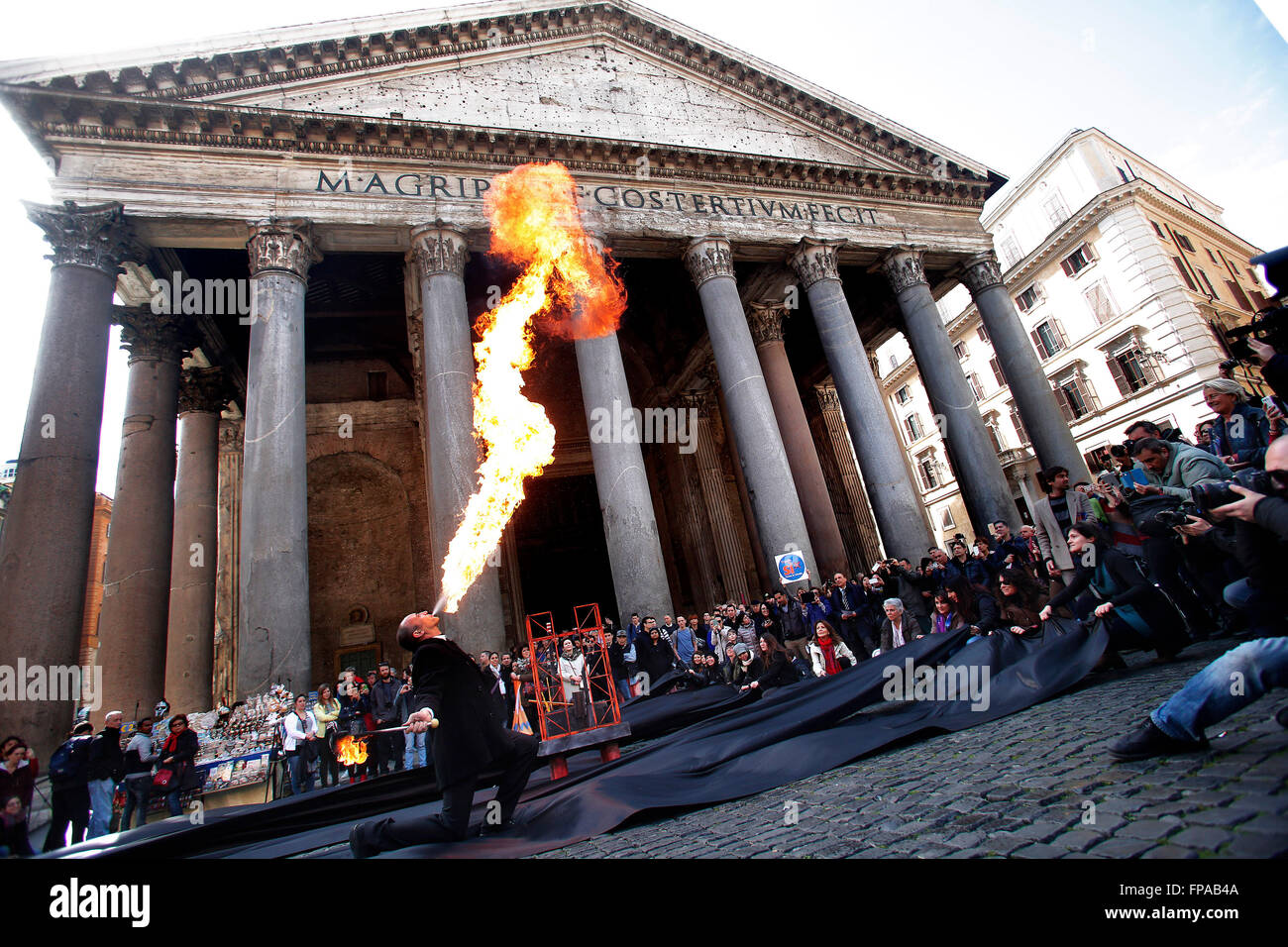 Rome, Italy. 18th March, 2016. Pantheon. Flash mob against the drilling of the italian sea to extract oil.  Credit:  Samantha Zucchi/Insidefoto/Alamy Live News Stock Photo