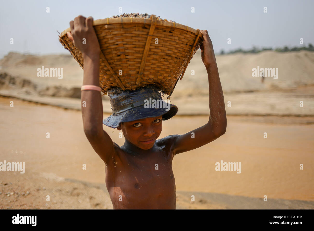 Sylhet, Bangladesh. 18th Mar, 2016. Child works in a stone mine at Jaflong, Sylhet. © Mohammad Ponir Hossain/ZUMA Wire/Alamy Live News Stock Photo