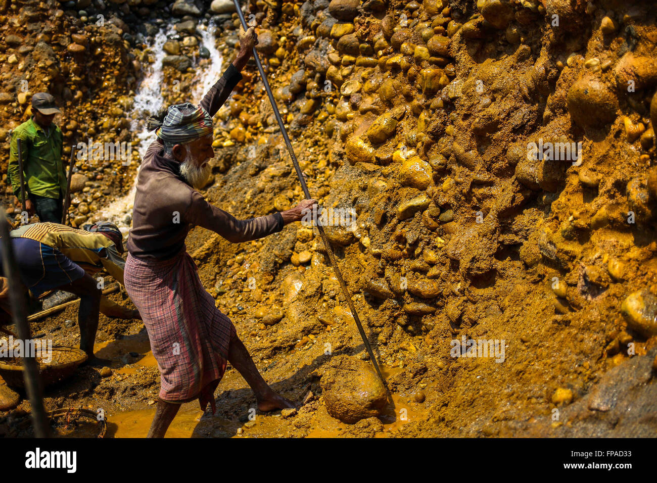 Sylhet, Bangladesh. 18th Mar, 2016. Workers are working in a stone mine at Jaflong, Sylhet. © Mohammad Ponir Hossain/ZUMA Wire/Alamy Live News Stock Photo