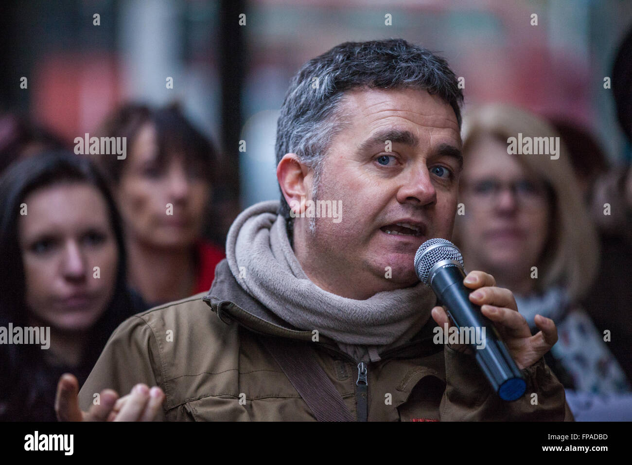 London, UK. 18th March 2016. Dominic Dyer of the Born Free Foundation addresses activists outside the Daily Mail offices before the march to the Japanese embassy in protest against the brutal annual slaughter of dolphins at Taiji in Japan Credit:  Mark Kerrison/Alamy Live News Stock Photo