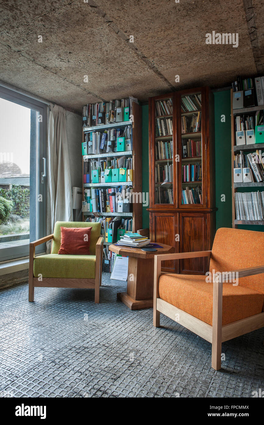 Ken Taylor and Julia Manheim of Quay2c Architects Ltd designed their own home from an old milk depot at 2c Kings Grove, Peckham. Showing the library. Stock Photo