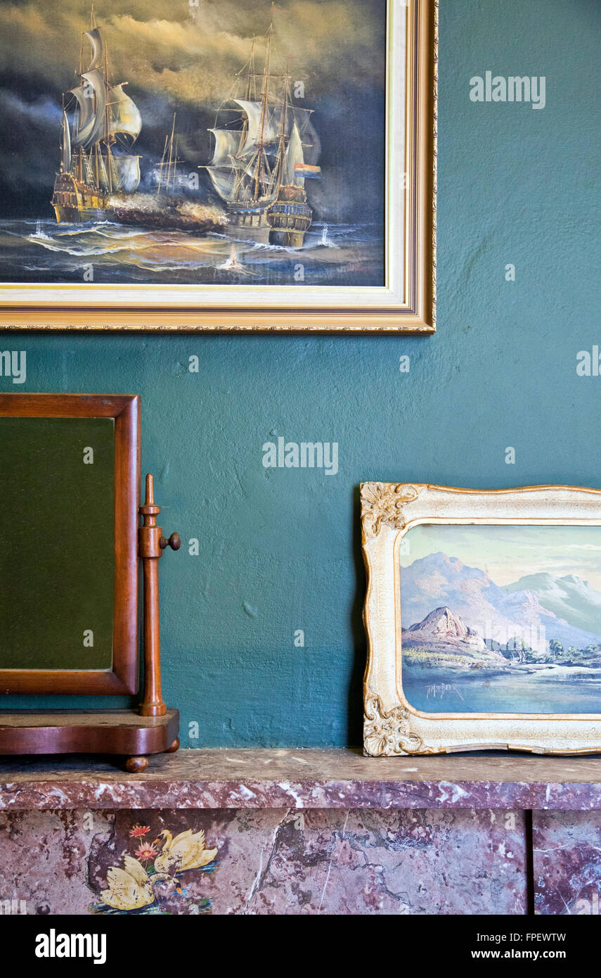 Mantle piece hi-res stock photography and images - Alamy