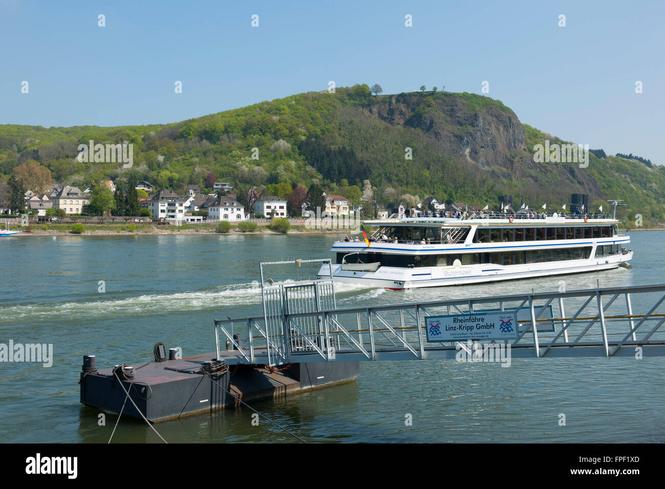 Deutschland, Rheinland-Pfalz, Erpel, Rheinschiff MS Rheinprinzessin vor dem Basaltfels Erpeler Ley, Blick von Remagen Stock Photo