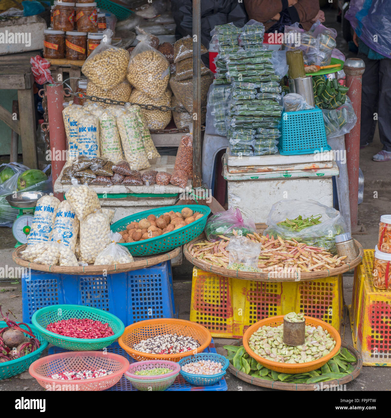 Market pavement vendor selling dried food in a street stall in Hoi An, Vietnam The display includes, pulses and dried foods Stock Photo