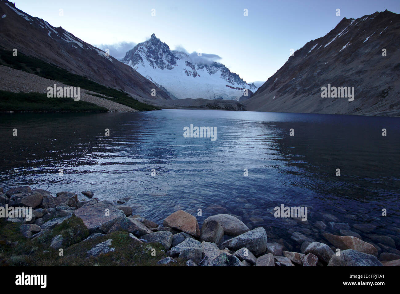 Lago hermoso hi-res stock photography and images - Alamy