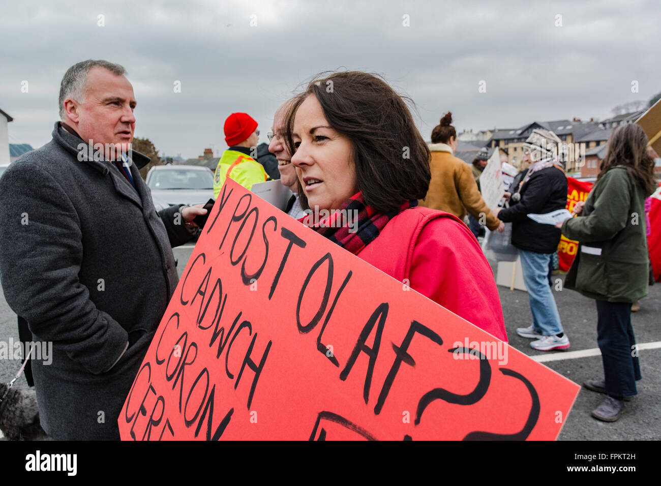 Aberystwyth, Ceredigion, West Wales, 19th March 2016 MARK WILLIAMS MP for Ceredigion joins ELIZABETH EVANS the Lib Dem candidate for the Welsh Assembly on a A political, cross party demonstration against the possible relocation or closure of the towns Crown Post Office. Credit:  Veteran Photography/Alamy Live News Stock Photo