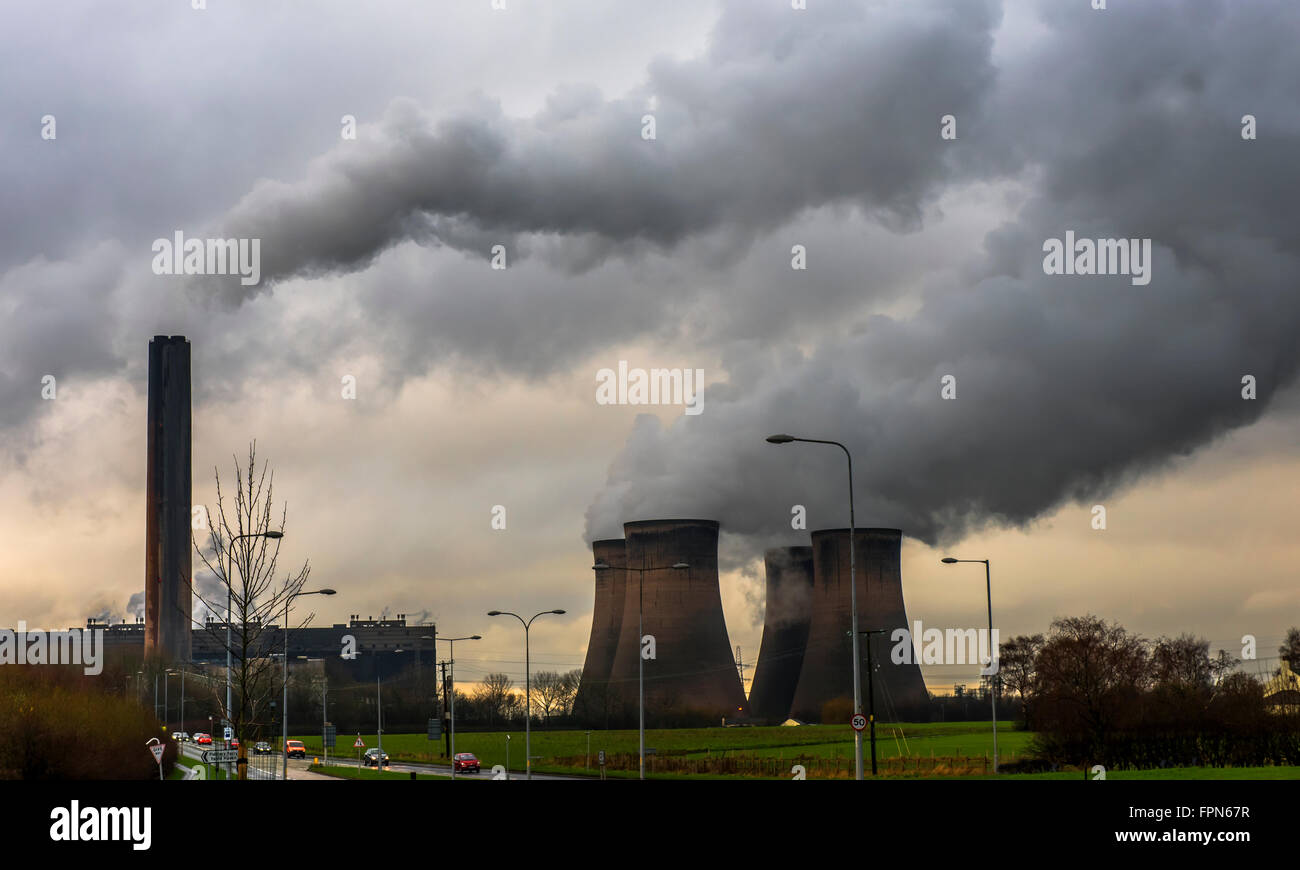 Widnes, Cheshire, Fiddler's Ferry coal powered power station in late evening in winter with clouds of smoke from the chimney and Stock Photo
