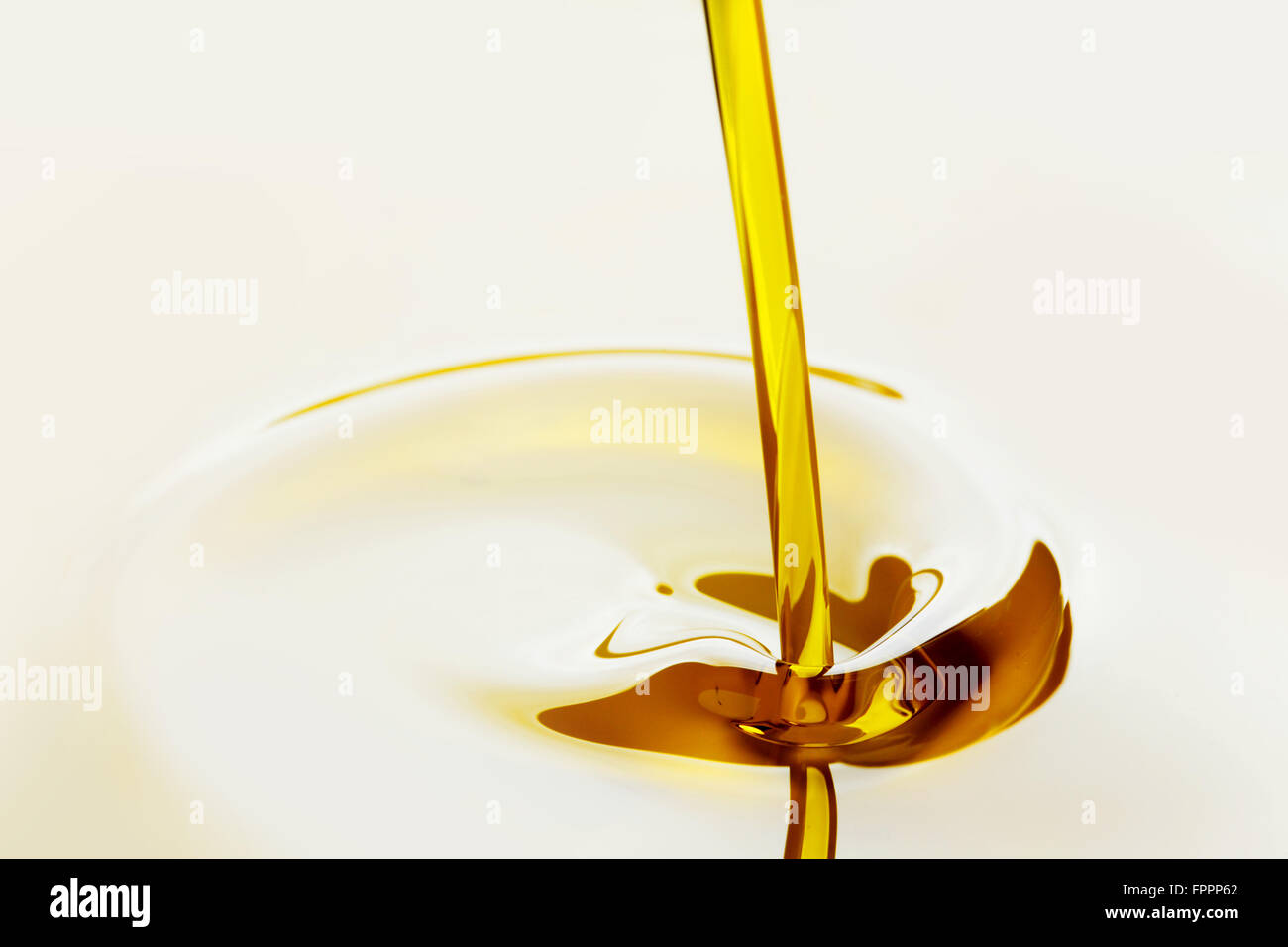 Pouring liquid gold hi-res stock photography and images - Alamy
