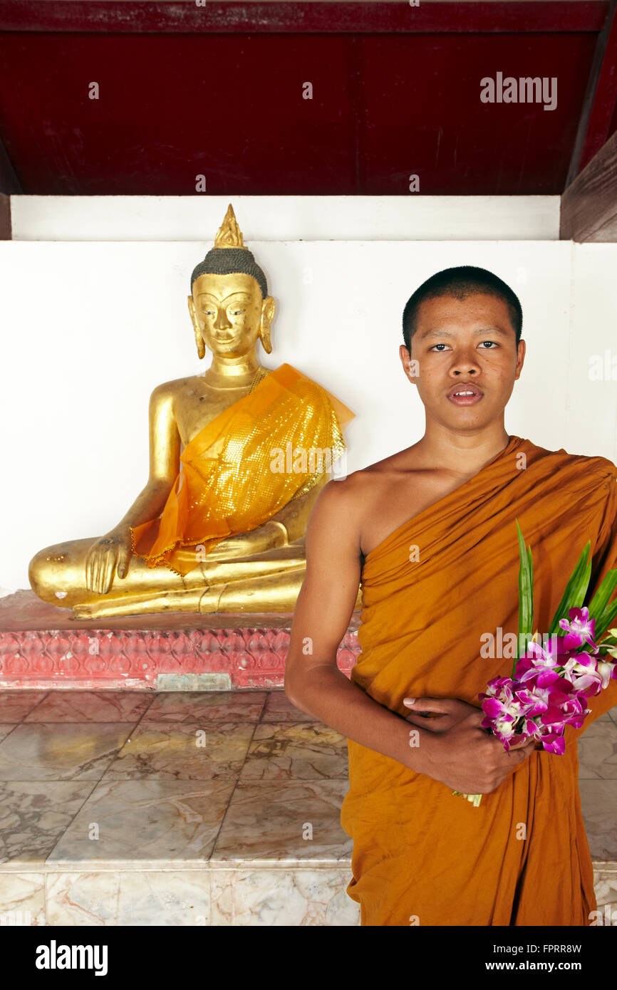 Monk inside Wat Mahathat in Nakhon Si Thammarat, Thailand Stock Photo