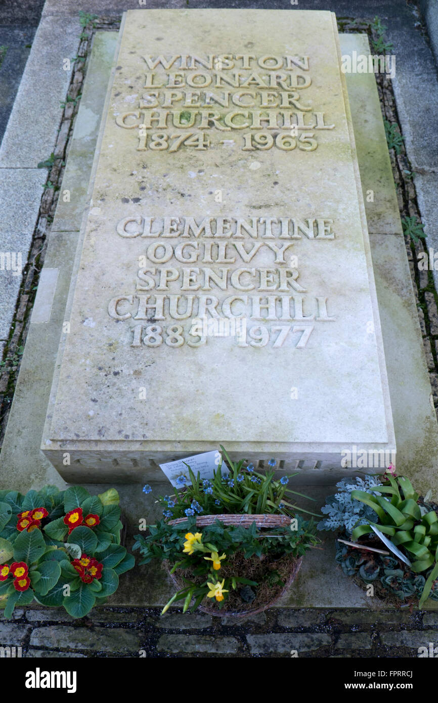 Winston and Clementine Churchill's grave in St Martin's church church Stock Photo 100097554 Alamy