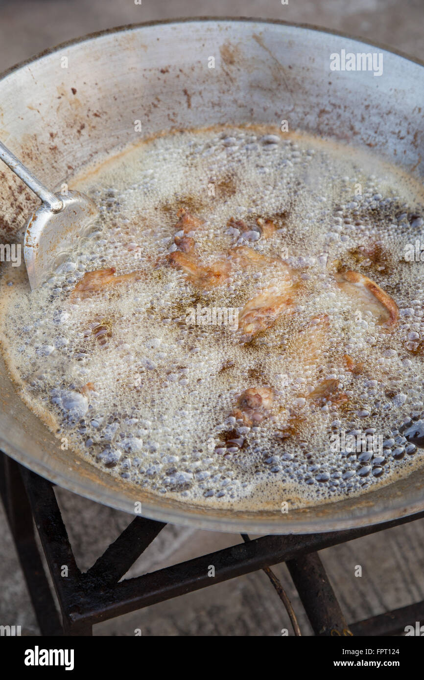 https://c8.alamy.com/comp/FPT124/chicken-deep-frying-in-oil-in-a-pan-at-market-FPT124.jpg