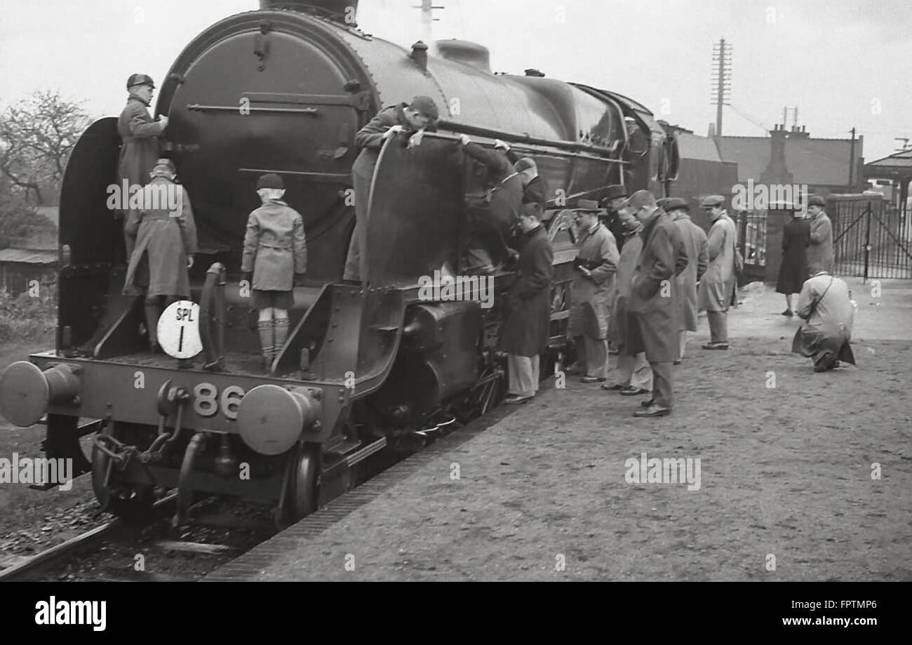 Southern Railway Lord Nelson Class 4-6-0 No.864 Sir Martin Frobisher being examined by Locospotters before 1948 Stock Photo
