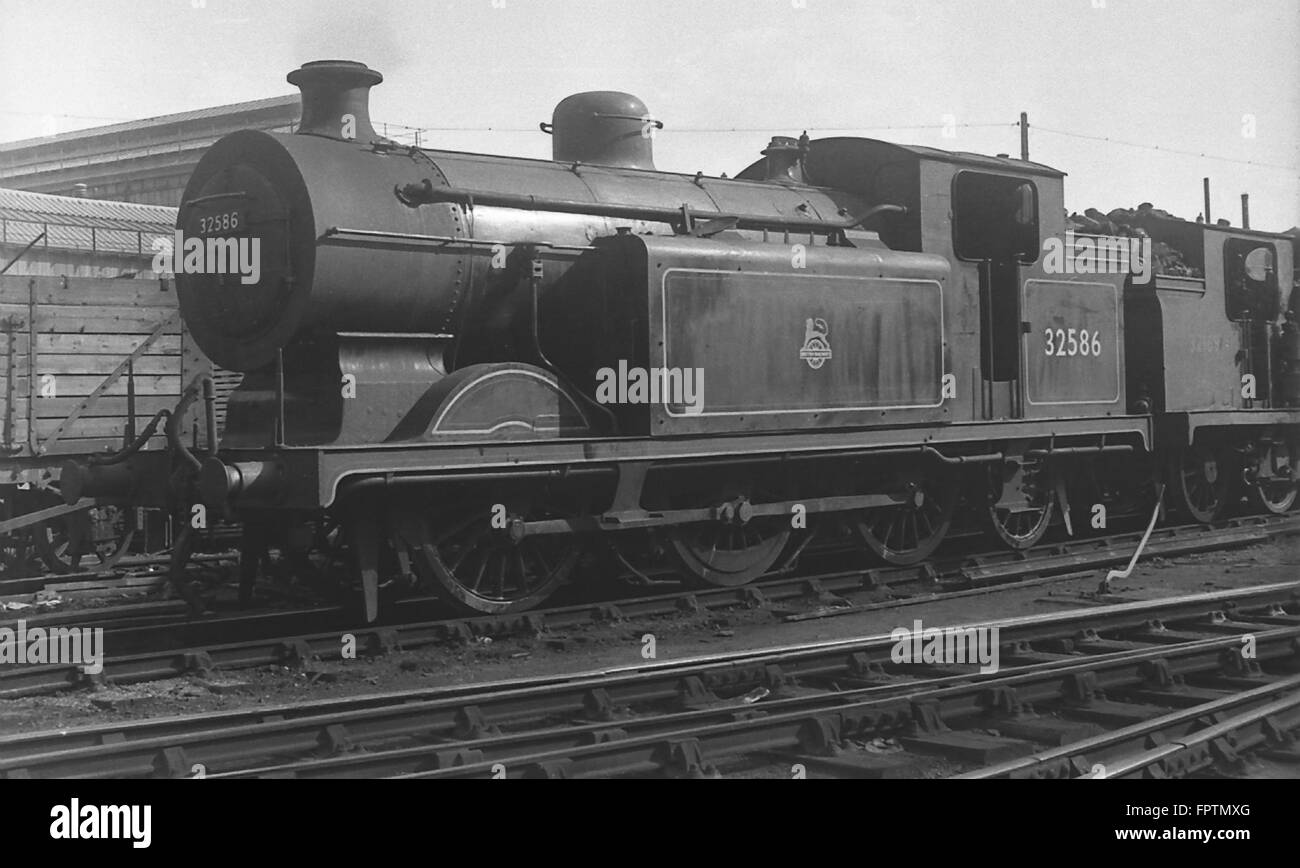 LBSCR E5X Class 0-6-2T No.32586 steam locomotive withdrawn 1955 at Brighton in October 1952 Stock Photo