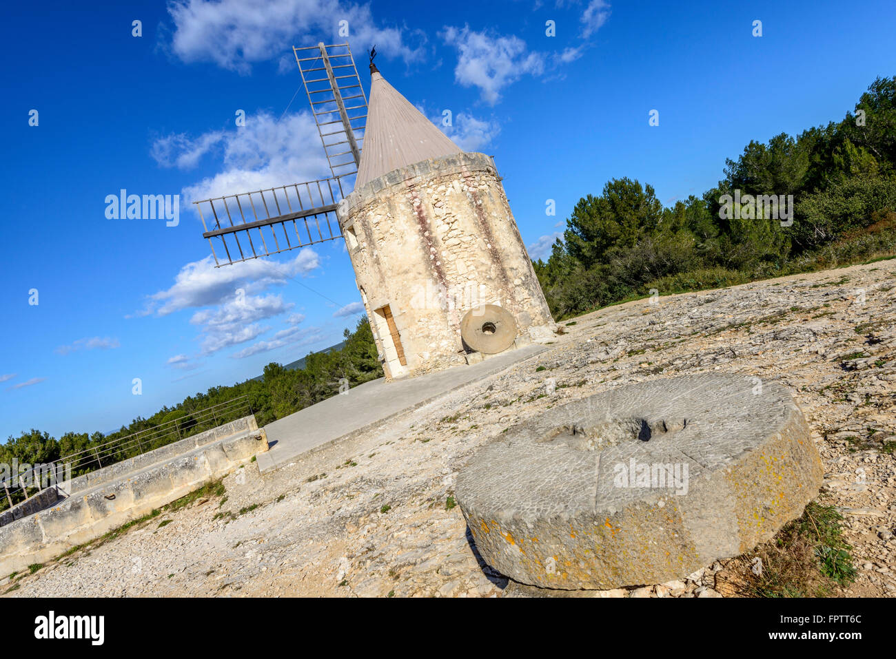 Moulin à farine antique photo stock. Image du moulin - 89791414
