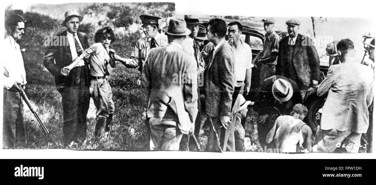 1930s JULY 1933 POSSE CAPTURES BLANCHE BARROW MEMBER OF THE BONNIE AND CLYDE GANG IN DEXFIELD PARK IOWA USA Stock Photo