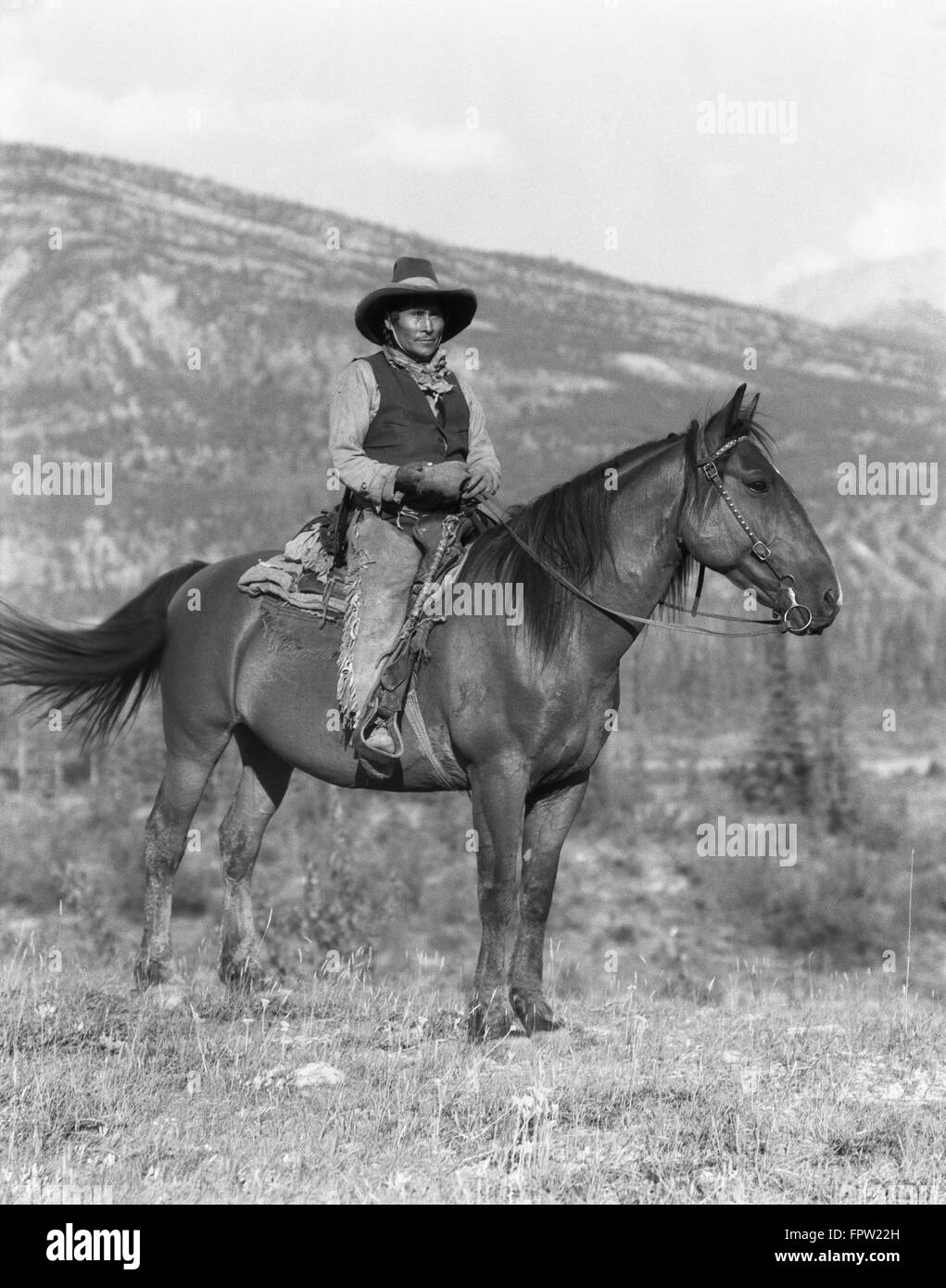 1920s NATIVE AMERICAN MAN ON HORSEBACK WEARING COWBOY CLOTHES STONEY