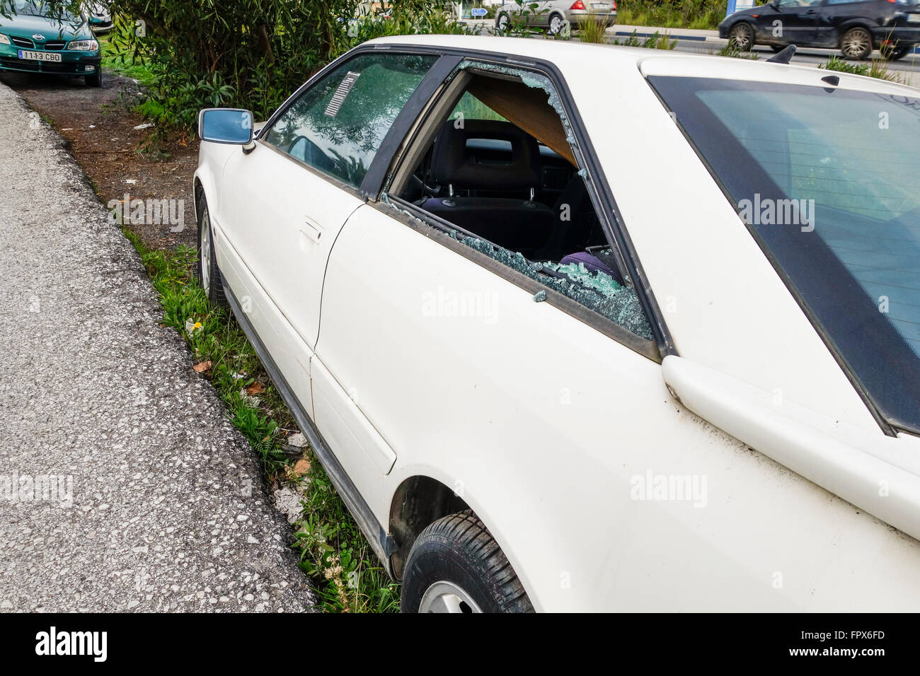 Car smashed window side hires stock photography and images Alamy