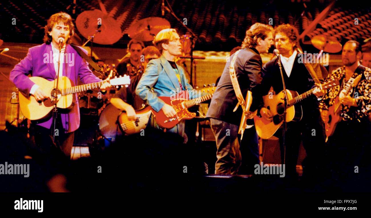 COLUMBIA RECORDS CELEBRATES THE MUSIC OF BOB DYLAN AT MADISON SQUARE GARDEN 10-16-1992  GEORGE HARRISON WITH ROGER MCGUINN AND BOB DYLAN, STEVE CROPPER, photo Michael Brito Stock Photo